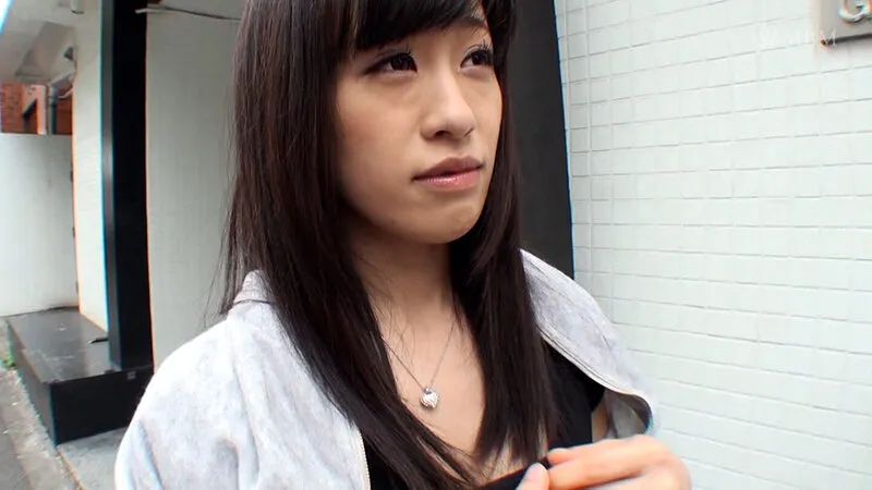 【100円】下着を見せてくれたら謝礼を出すと！衛星放送の番組のアンケートに誘われた若奥様！車の中でノリ良く下着を剥ぎとられ電マでパイパンマ○コは大洪水！？