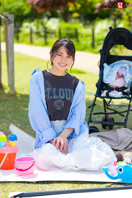 【菜月ひかる】赤ちゃんとおさんぽ中 公園若ママナンパ自宅SEX おしゃれでキレイで家族想い 今時お母さんとエッチしませんか？