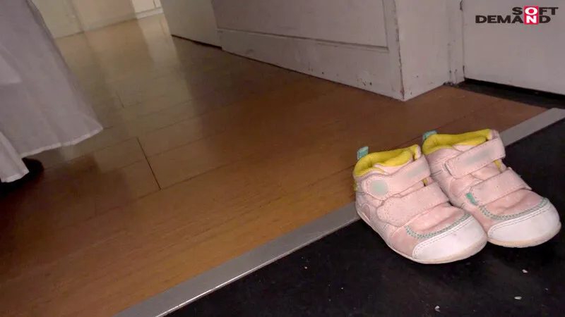 【菜月ひかる】赤ちゃんとおさんぽ中 公園若ママナンパ自宅SEX おしゃれでキレイで家族想い 今時お母さんとエッチしませんか？