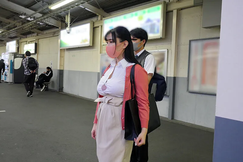 【日向ゆら 三尾めぐ 吉根ゆりあ】マスク越しのキスは最高の前戯！美淑女に満員状態で息がかかるほど密着したらベロキスを求められヤられた