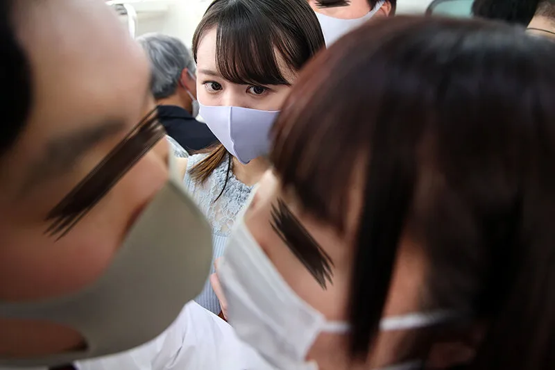 【日向ゆら 三尾めぐ 吉根ゆりあ】マスク越しのキスは最高の前戯！美淑女に満員状態で息がかかるほど密着したらベロキスを求められヤられた