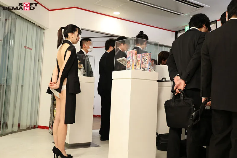 【泉本佳奈子 小薮奈央 湯浅真奈美】後ろ側がすっパダカの、半裸スーツで会社見学ツアー バレたらアウトの恰好で随時課されるアクメ妨害にも耐えながら、就活生達にバレないように弊社の魅力を伝えてきてください！