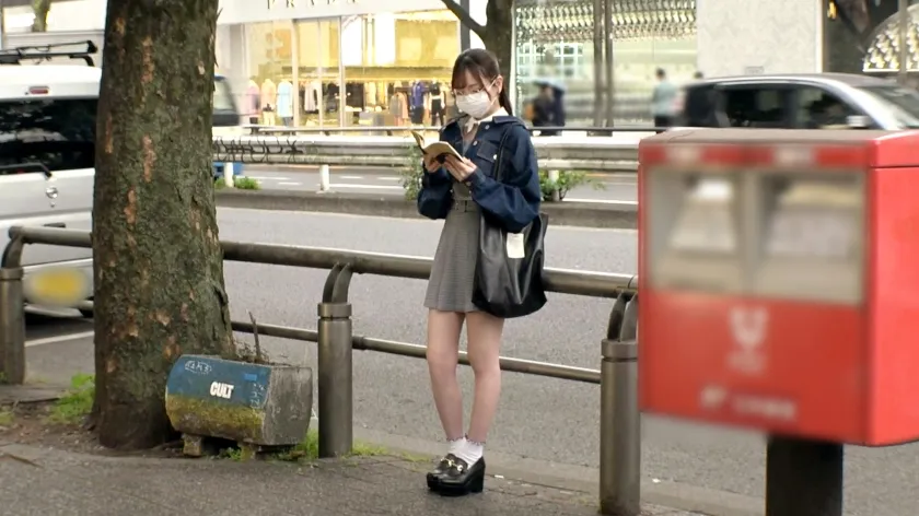 【白石かんな】【ほんわか系】【メガネ少女】『キス以上の気持ちいい事を楽しみたい♪』彼氏と別れたばかりで寂しい気持ちをエッチで吹っ飛ばしたい！【ロリボディ】【極狭マンコ】へそ出しコスの上からでもわかるプリプリの美巨乳♪電マとバイブの連続攻撃に股間はグチョ濡れ。綺麗すぎる色白美ボディを揺らしながら激イキSEXを見逃すな！