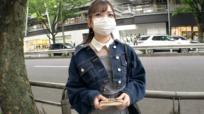 【白石かんな】【ほんわか系】【メガネ少女】『キス以上の気持ちいい事を楽しみたい♪』彼氏と別れたばかりで寂しい気持ちをエッチで吹っ飛ばしたい！【ロリボディ】【極狭マンコ】へそ出しコスの上からでもわかるプリプリの美巨乳♪電マとバイブの連続攻撃に股間はグチョ濡れ。綺麗すぎる色白美ボディを揺らしながら激イキSEXを見逃すな！