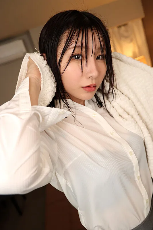 【Nia】【VR】営業中、突然の豪雨で逃げ込んだホテルの相部屋 濡れ髪上司の唇を…もう断れない。仕事を忘れ、濡れたままのカラダで重なる舐め合い情事 課長Nさん