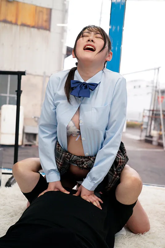 【五十嵐美月 響乃うた ゆめ莉りか】【JK】ひよこ、マジックミラー号初乗車！女子校生のスリムな桃尻に顔面す～っぽり！生まれて初めての顔面（圧迫）騎乗体験で恥じらい美少女が大大大失禁イキ！