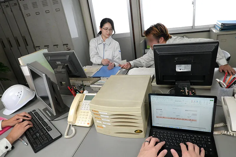 【今井えみ】【VR】【8K VR】万年作業服の地味で真面目な後輩はセックスレスの僕の性欲を処理する都合の良い女 建設会社事務職 えみ23歳