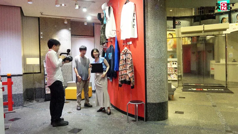 【千石もなか】服の中身は色白、巨乳、パイパンの三冠王 得意気にジャンケンメガネ女子とSOD本社のエントランスで… SOD女子社員 ハダカになるより恥ずかしい脱ぎキャンBOX野球拳 営業部2年目 久保歩夢