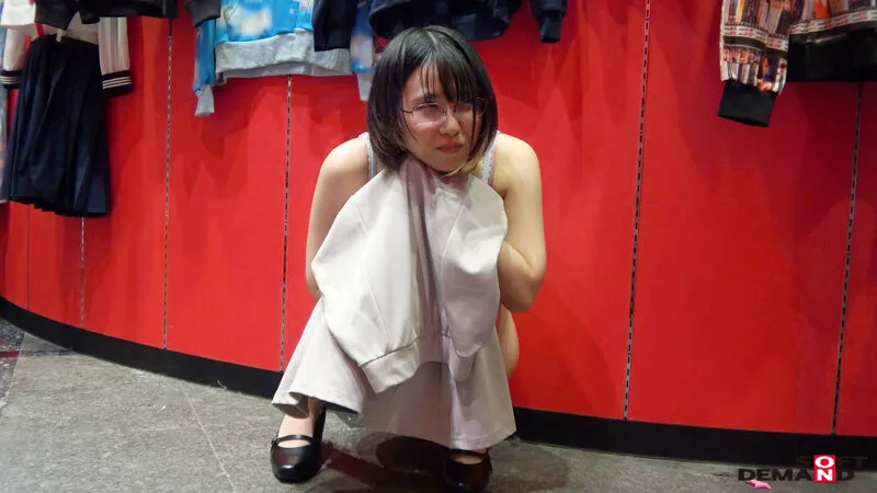 【千石もなか】服の中身は色白、巨乳、パイパンの三冠王 得意気にジャンケンメガネ女子とSOD本社のエントランスで… SOD女子社員 ハダカになるより恥ずかしい脱ぎキャンBOX野球拳 営業部2年目 久保歩夢