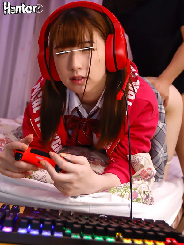 【泉りおん 花狩まい 天神ユリ 宮沢ちはる】お尻を突き出しサイレントおねだり！ゲームに夢中でボクの話を無視するゲーマー妹。頭にきて妹のチクビを触ったけど無視！でも実は感じていたらしく…