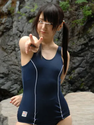 ◆素人投稿動画 めちゃカワイイ女子大生さんを野外で裸にしてセックスもしちゃいました 【Part.04：丸見え露出オナニーと川辺でスクール水着】 ◆本編目線無し