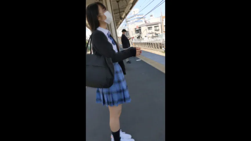 【JK盗撮流出】対面彼女 電車内で清楚なJKのパンチラ三角地帯を鑑賞