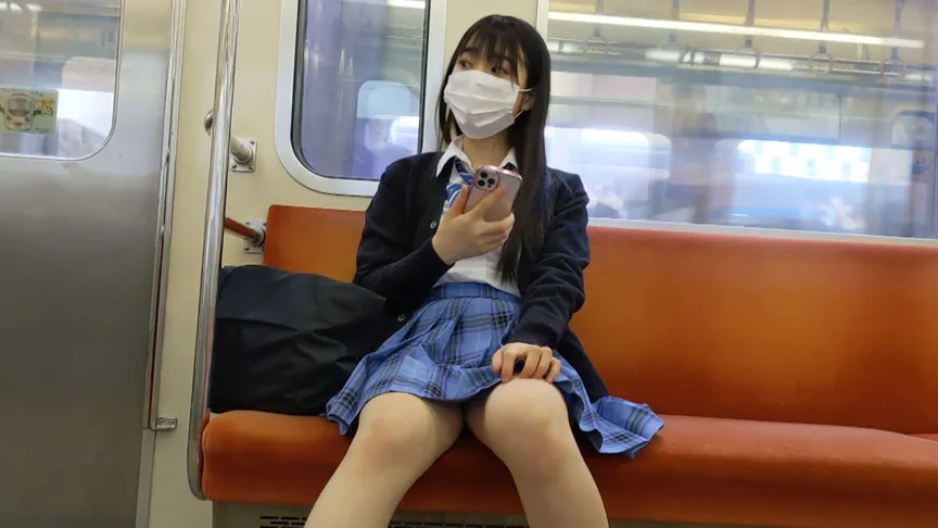 【JK盗撮流出】対面彼女 電車内で清楚なJKのパンチラ三角地帯を鑑賞