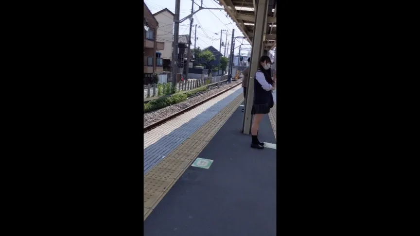 【JK盗撮流出】【電車対面】見せつけながらアソコをさわる彼女！！【正面ぱんちら】