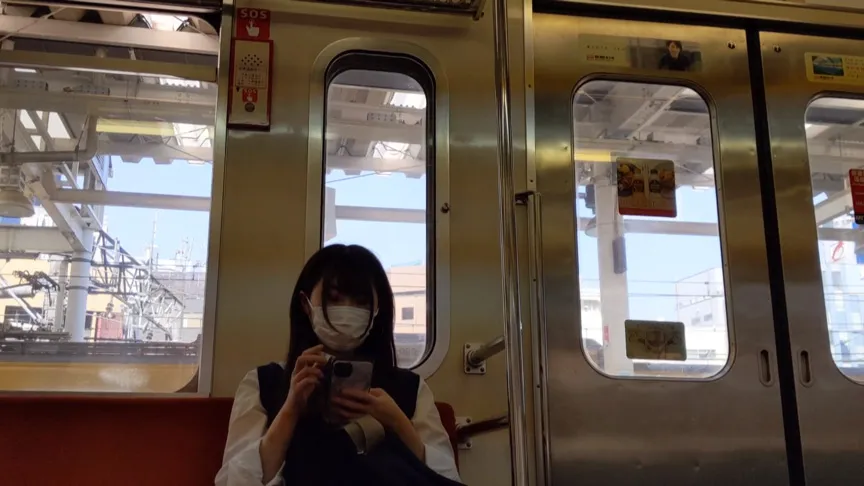 【JK盗撮流出】【電車対面】見せつけながらアソコをさわる彼女！！【正面ぱんちら】