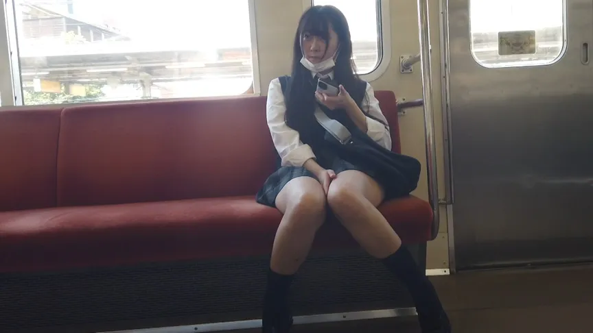 【JK盗撮流出】【電車対面】見せつけながらアソコをさわる彼女！！【正面ぱんちら】