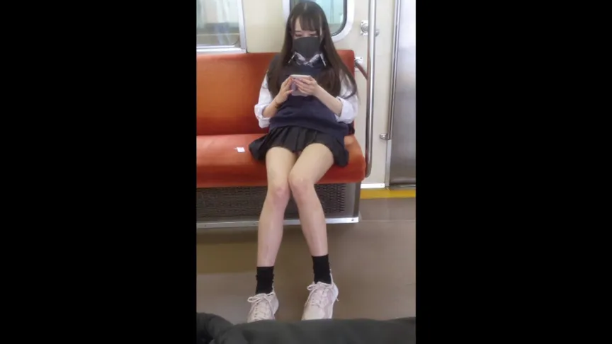 【JK盗撮流出】（電車対面）FカップJK誘惑パンチラからのコンビニトイレでおっぱい露出