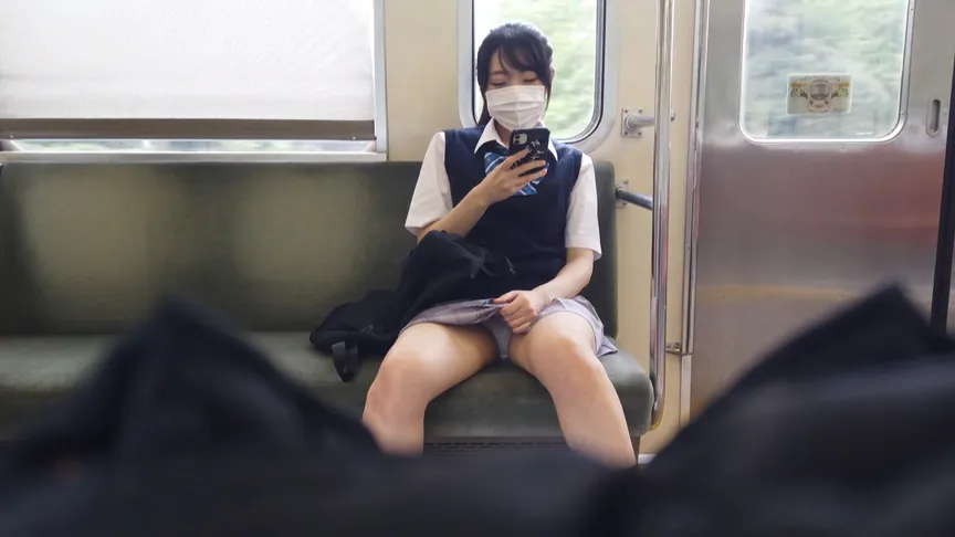 【JK盗撮流出】（盗撮バレ）JKさん短いスカートをまくり上げ蒸れたパンツを見せつけてくる