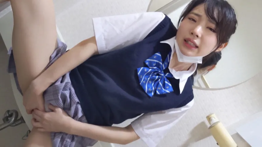 【JK盗撮流出】（盗撮バレ）JKさん短いスカートをまくり上げ蒸れたパンツを見せつけてくる