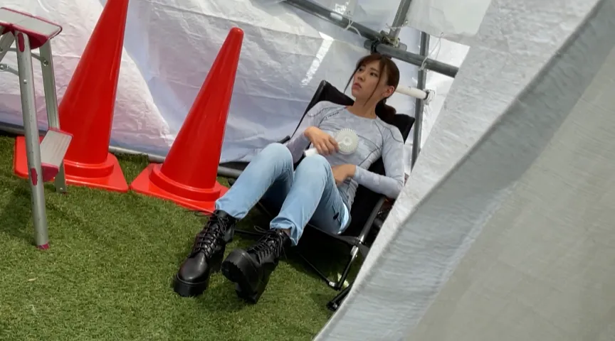 真夏の工事現場で撮影バレ 先輩の尻に食い込む蒸れたTバック