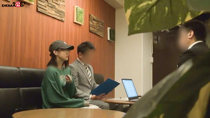 【門脇ふみか】【枕営業強制】即ホ枕営業でチ〇ポ堕ちメス化！男装カフェで働く店長兼キャストのボーイッシュ女子が巨根ピストンで激イキ！ ふみか（20）