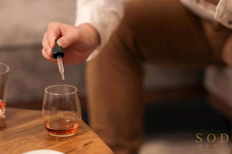 高級タワーマンションへ引っ越してきた新妻が金持ち男たちの道楽のターゲットになり媚薬付けにされ性玩具化。キメセク乱交パーティで唾液をダラダラ垂らしながらひたすらにチ●ポを求めるまでに快楽堕ち。 神木麗