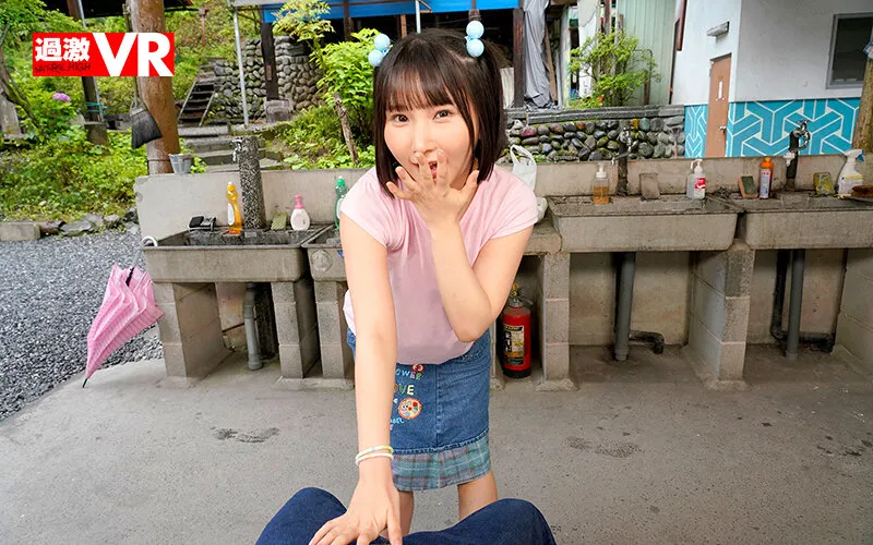 【由良かな 小島みこ】【JSロリ】【VR】周りに声をかけられても…親子のフリして座位っぱ！つるつる天使にノーパンま○こを見せられ騎乗られちゃった僕