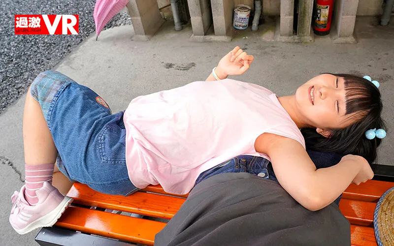 【由良かな 小島みこ】【JSロリ】【VR】周りに声をかけられても…親子のフリして座位っぱ！つるつる天使にノーパンま○こを見せられ騎乗られちゃった僕