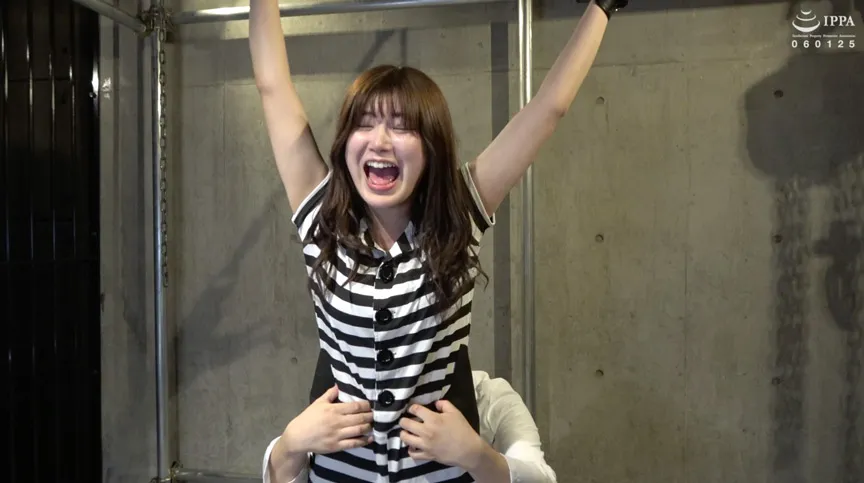 「理不尽な吊り拘束くすぐりお仕置きにわけもわからず笑い悶える激弱な囚人ののかちゃん！」WAKA-046 有加里ののか（1）