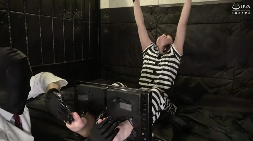 【大傑作】「足枷拘束で囚人ののかちゃんのよわよわ足裏徹底くすぐり！ ローションブラシくすぐりで本気の絶叫を響かせる！」WAKA-046 有加里ののか（4）