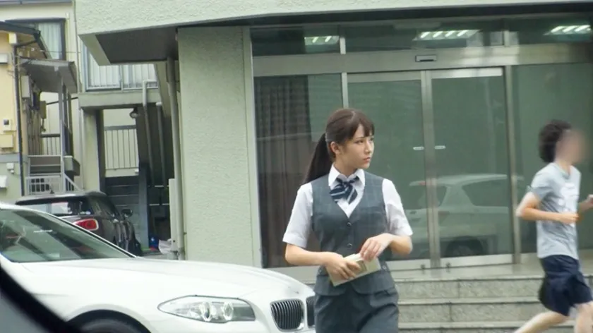 【四ツ葉うらら】あなたの職場へお伺いします。 Case.01 某大手電気機器メーカー 『こんな所で困ります！』と言いつつも、自分でノコノコAVの面接に来る様な隠れ淫乱娘は、身体の反応を隠す事は到底不可能！！男優の巨根を喉奥クリトリスに擦りつけイキ狂うド変態事務員！！会社の前の車中で白昼堂々ジュポジュポグチュグチュ激震汗だくセックスでスーツは台無し！！！車は常に揺れっ放しでした。