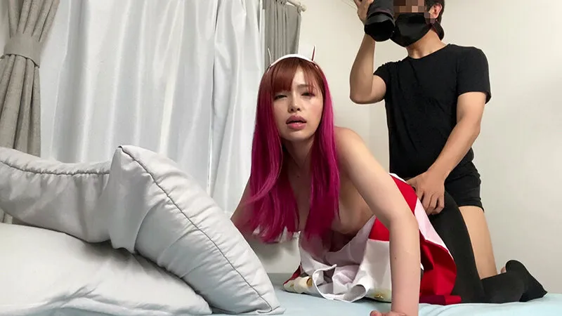 【椿りか】【ダリフラ ゼロツー コスプレAV】かわいそうなコスプレイヤー チ●ポ大満足 使い捨て鬼巨乳（H）！ おっぱいデカ美