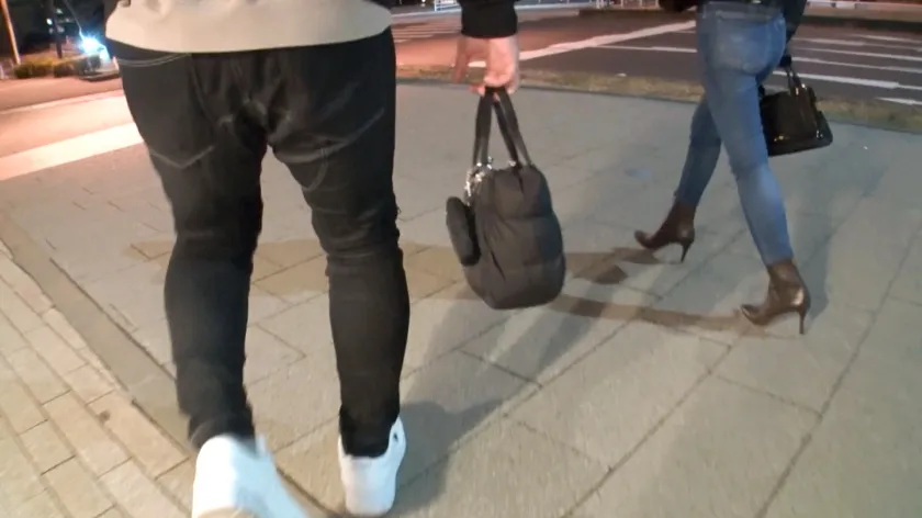 【宮野かな】マジ軟派、初撮。 2058 みんなの憧れ、スレンダーな受付嬢が脱いだ！服に纏われていたカラダは想像を超える超絶美ボディ！冷静だった彼女がガン突きによってトロトロに…