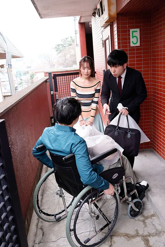 車椅子の巨根青年 背徳の性処理介抱 長瀬麻美