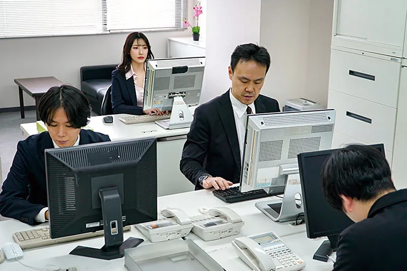 休憩中にオフィスの隅でパンティーをズラして即入れ ちょい挿し性交を繰り返すみだらな女上司と巨根部下 森沢かな