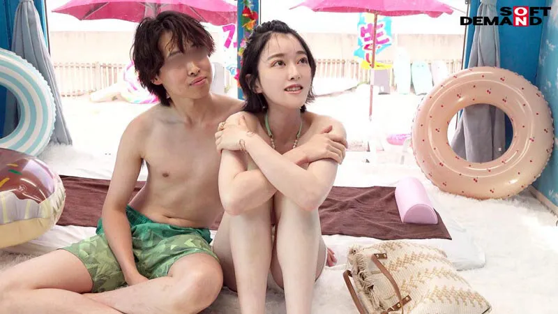 「カップル限定」マジックミラー号の中で、自慢の彼女を「寝とって」中出し！35度以上観測の真夏のビーチで気温を凌駕するほどホットな水着美女4名収録！