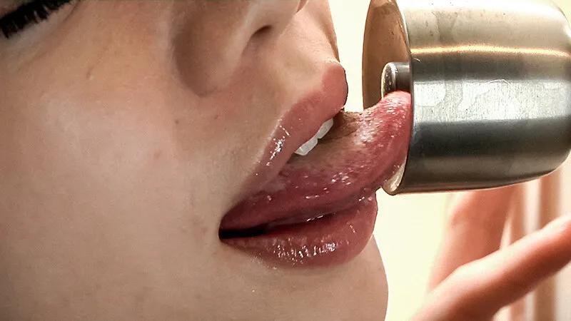 【ドアノブフェラ】ベロで舐めまわす女