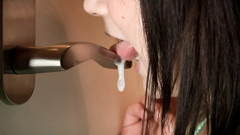 【ドアノブフェラ】ベロで舐めまわす女