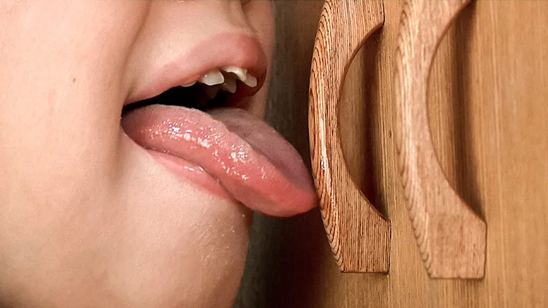 【ドアノブフェラ】ベロで舐めまわす女