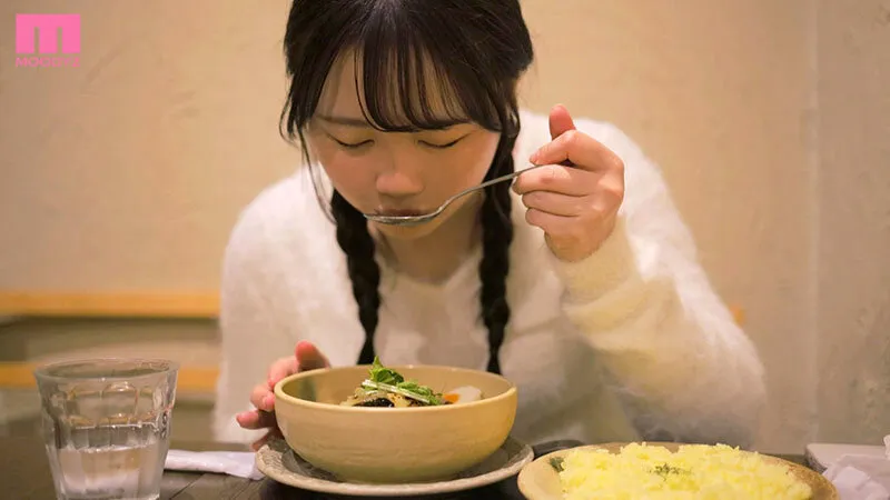 全国各地の可愛い素人を地元で撮影＆販売する 産地直送AVドキュメント ＃いつもニコニコ ＃幼い顔立ち ＃色白美肌 ＃おおらかな性格 前から夢だったAV男優さんとのエッチで人生で一番イッて潮も沢山吹いちゃった どさんこ可愛い女子大生AVデビュー 小日向める