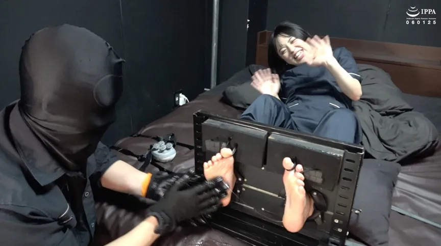 「エステ服のお姉さんを足枷拘束！ ローションブラシで限界になって笑いまくり！」WAKA-056 菊池はる（3）