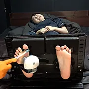 「エステ服のお姉さんを足枷拘束！ ローションブラシで限界になって笑いまくり！」WAKA-056 菊池はる（3）