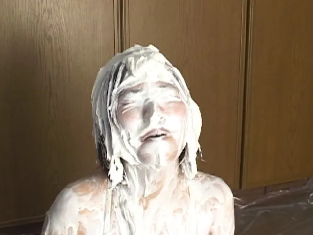 パイ投げ＆クリームまみれでエッチ 2