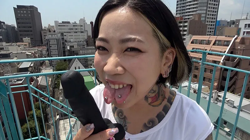 ぶっとび舌割れWピース スプリットタン＆全身タトゥー 結城雫