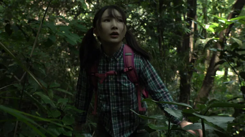 【JSロリレイプ】欲望の森 まいごの全裸少女を森で見つけて性欲が抑えられない 由良かな