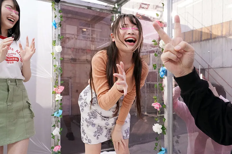 【五十嵐清華 菜月ひかる 虹色ぐみ 他】顔出しMM号 大学生Wカップル限定 ザ・マジックミラー 勝てば100万円！負ければ同時即ハメ！青空NTR中出し野球拳！彼氏たちの目の前で同時に寝取って生中出し！仲良し女子大生4P乱交スペシャル！