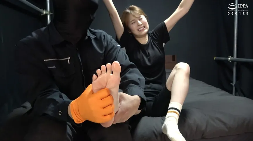 「バンザイ拘束で苦手な腋のツボ入れ放題！ 20cmの小さい足裏もヌルヌルにして開発しちゃう！」WAKA-058 豊岡さつき（2）