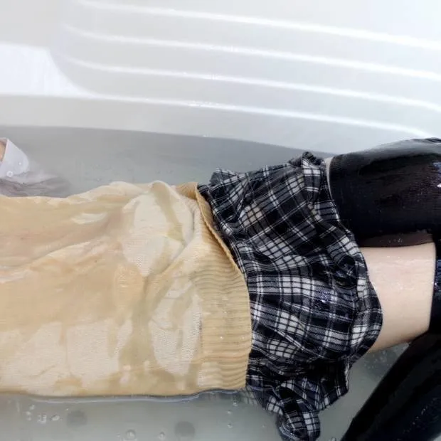 【百合瀬ゆい】【JK着衣ローション風呂】完全着衣主義趣向3.5