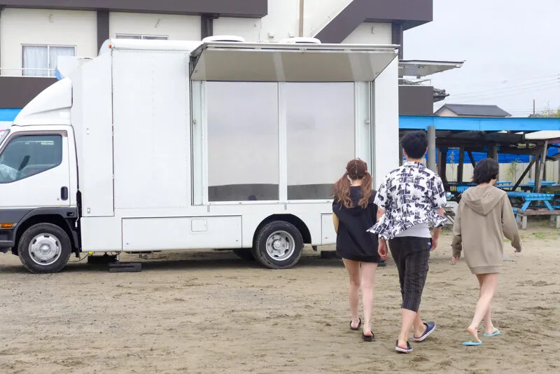 【松本いちか 倉本すみれ 乙アリス 月野かすみ】マジックミラー号×Materiall灼熱の夏！SEXonTheビーチを夢見る男たちを逆ナンパ＆連続中出しSEX4時間スペシャル