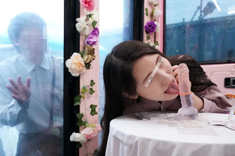 【橘怜依那 翔すずめ 本田瞳 他】一般男女モニタリングAV×マジックミラー便コラボ企画 愛する夫の目の前で路上NTR！清楚な人妻が「お口だけでコンドーム装着」に挑戦！ノーハンドでデカチンを咥えたご無沙汰妻のオマ○コは欲しがり汁が溢れ出す！旦那の目の前で寝取って最後はゴムを外して生中出し！